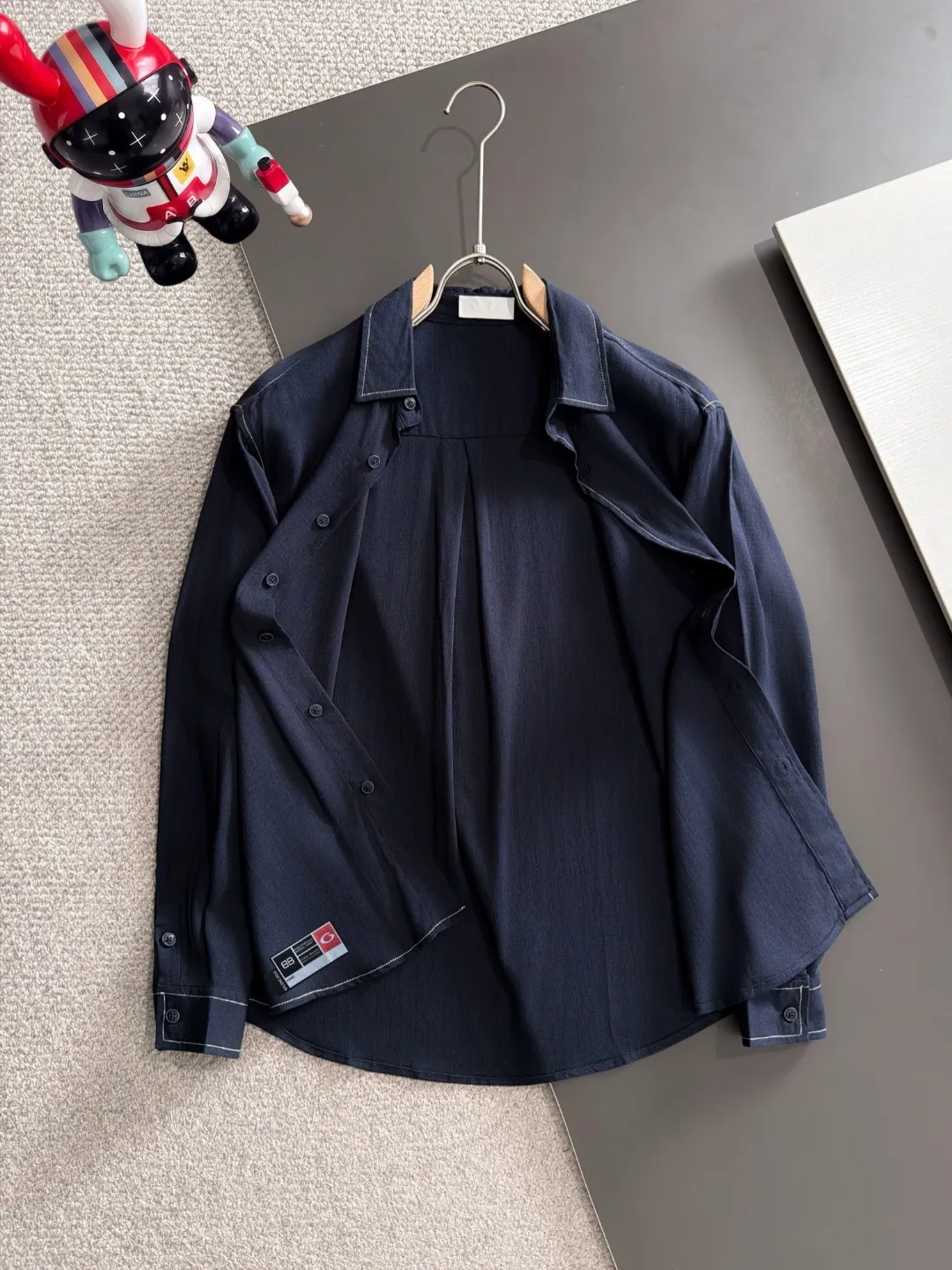 Next day shipment P195 Balenciaga 2025 Autumn and Winter New Arrival shirt, casual Versatile long-sleeved shirt, with a new style interpretation and eye-catching earth tones, the fashion trend index of the entire shirt immediately soared! Made of imported 100% poplin pure cotton material, the light, silky and lustrous silk fabric properties bring an unusual high-end visual sense, and the upper body comfort is needless to say. The hand-tailored pieces are unique in the market! Technological electrostatic pressure spraying machine. The fluff is attracted by the plant body due to the different electric potential. It accelerates vertically and flies up to the pattern that has been scraped and primed. It is then dried in a high-temperature pipe oven to increase the fastness. The fashionable small pointed collar is paired with a flat-angled hem design, which is simple and capable overall! Sizes:M-3XL